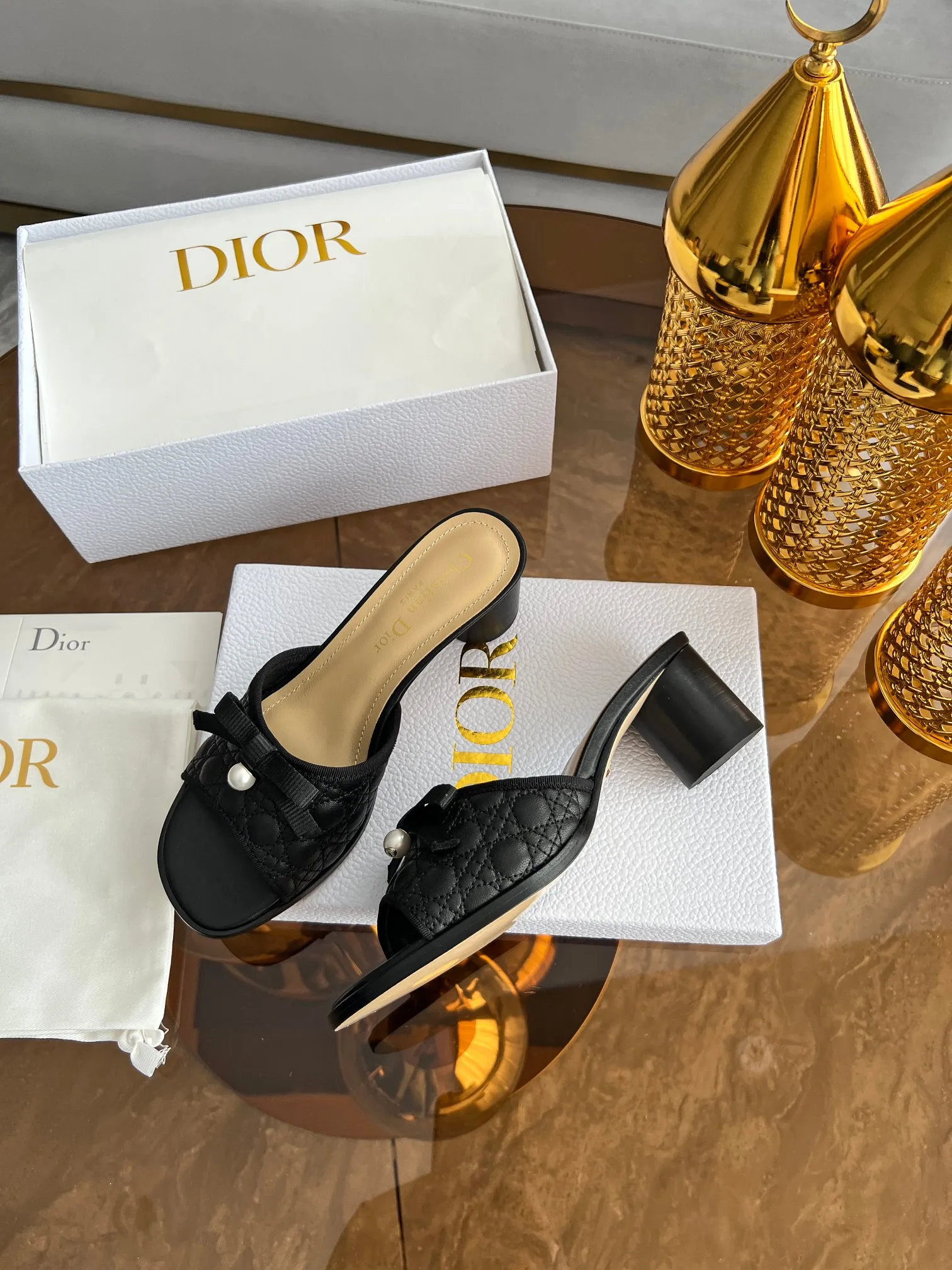 💕💕Factory direct selling price p480💕💕 🔥🔥Hot model👟👟DIOR 2025 early spring new product top version~ Original mold opening, 1:1 reproduction, original Italian last, purchasing agent level, original order quality. The Dway heeled sandals reinterpret Dior's iconic piece for an elegant look. The upper's delicate buckle strap highlights the 'CHRISTIAN DIOR' signature embroidery. Exquisite style. It is an ideal item to match with formal looks. ✅Outsole: original leather outsole imported from Italy. The sole is decorated with Christian Dior's lucky star symbol. ✅Size: 35～39 (40-41🉑customized). ✅Packaging: full set of original counter packaging.